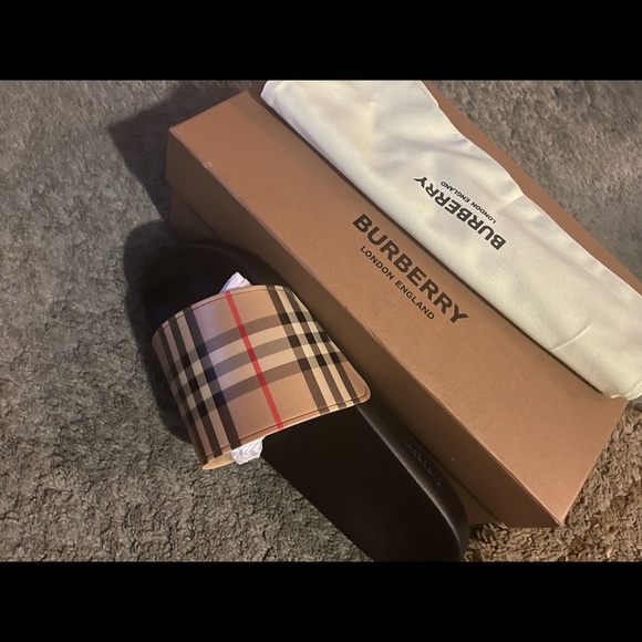 Authentic Burberry slides - Picture 4 of 5